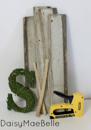 How to Make a Barn Wood and Moss Sign @ DaisyMaeBelle