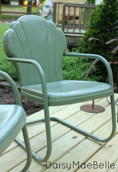 how to paint metal chairs - daisymaebelle | daisymaebelle