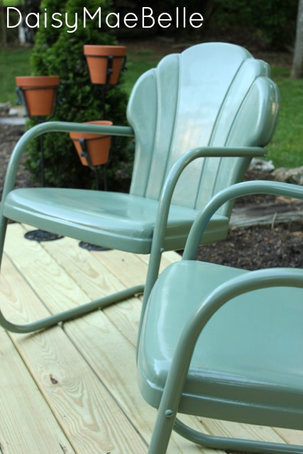 How to Paint Metal Chairs @ DaisyMaeBelle